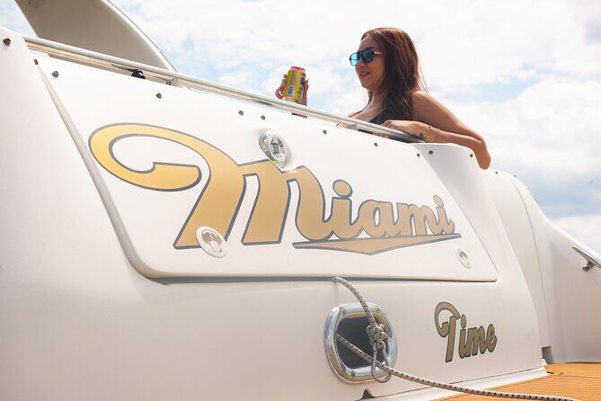 45 Ft Private Yacht Rental in Miami - Key highlights at a glance