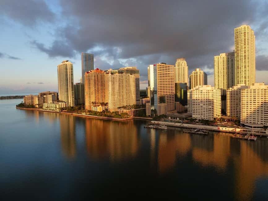 Miami Skyline Cruise of Millionaire Homes - Star Island and the Venetian Islands: Celebrity Homes at Eye Level